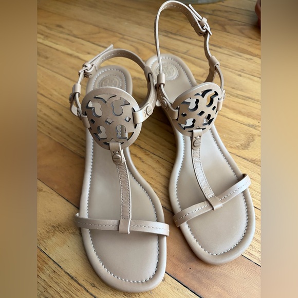Tory Burch Miller 60MM Wedge - Beige T-Strap Leather Sandals with Logo Medallion - Picture 4 of 11